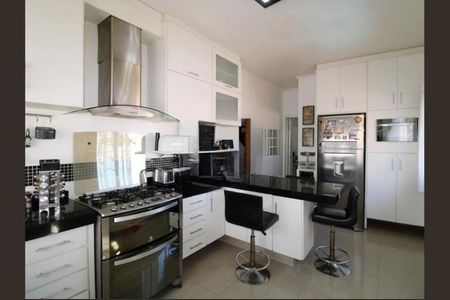 Casa à venda com 318m², 4 quartos e 4 vagas Casa à venda com 318m², 4 quartos e 4 vagasFoto 07
