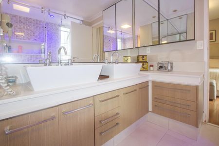 Apartamento à venda com 222m², 4 quartos e 4 vagas Apartamento à venda com 222m², 4 quartos e 4 vagasSuíte 3 Banheiro