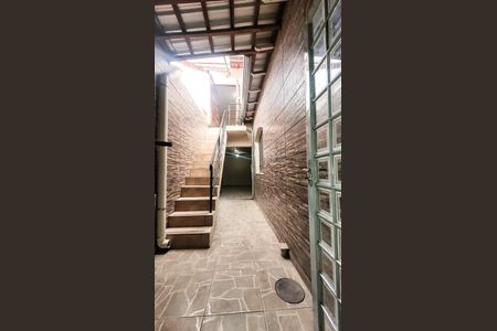 Casa à venda com 81m², 2 quartos e 1 vagaEscada 