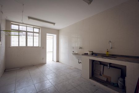 Casa à venda com 314m², 4 quartos e 4 vagas Casa à venda com 314m², 4 quartos e 4 vagasLavanderia