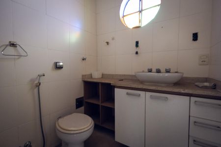 Casa à venda com 314m², 4 quartos e 4 vagas Casa à venda com 314m², 4 quartos e 4 vagasBanheiro 2