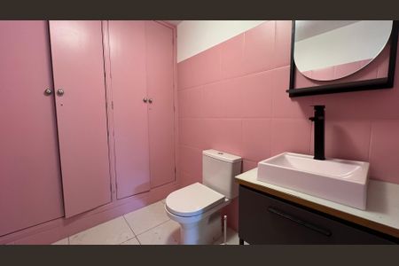 Casa à venda com 248m², 2 quartos e 4 vagas Casa à venda com 248m², 2 quartos e 4 vagasBanheiro de serviço