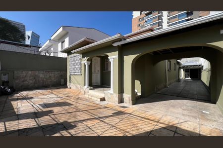 Casa à venda com 248m², 2 quartos e 4 vagas Casa à venda com 248m², 2 quartos e 4 vagasQuintal