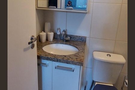 Apartamento à venda com 105m², 2 quartos e 2 vagasBanheiro da suíte 