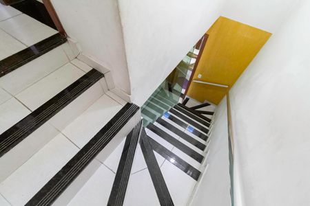 Casa à venda com 138m², 4 quartos e 4 vagas Casa à venda com 138m², 4 quartos e 4 vagasEscada