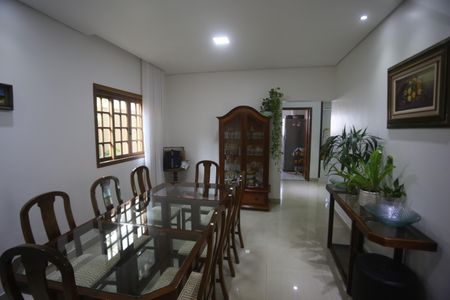 Casa à venda com 417m², 5 quartos e 4 vagasSala