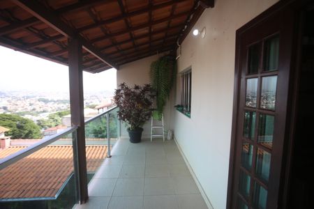 Casa à venda com 417m², 5 quartos e 4 vagasVaranda