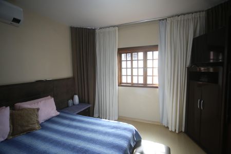 Casa à venda com 417m², 5 quartos e 4 vagasSuite