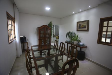 Casa à venda com 417m², 5 quartos e 4 vagasSala