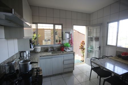 Casa à venda com 417m², 5 quartos e 4 vagasCozinha