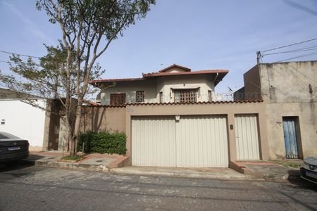 Casa à venda com 417m², 5 quartos e 4 vagasFachada