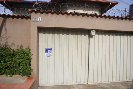 Casa à venda com 417m², 5 quartos e 4 vagasPlaca