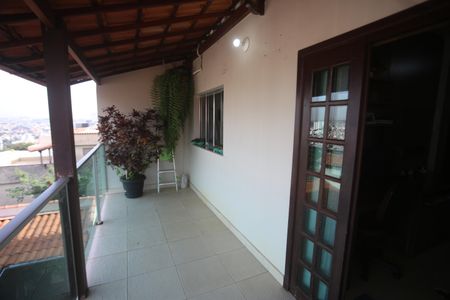 Casa à venda com 417m², 5 quartos e 4 vagasVaranda