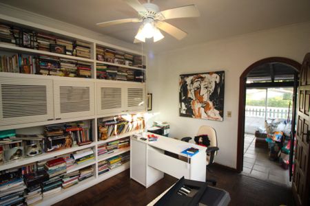 Casa à venda com 291m², 3 quartos e 3 vagas Casa à venda com 291m², 3 quartos e 3 vagasEscritório