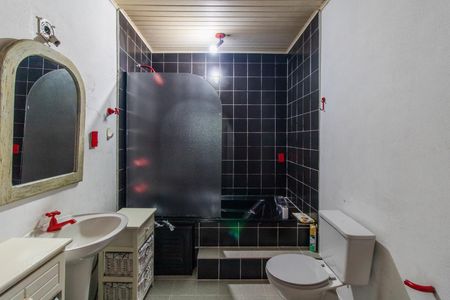 Casa à venda com 229m², 3 quartos e 2 vagasBanheiro da Suíte