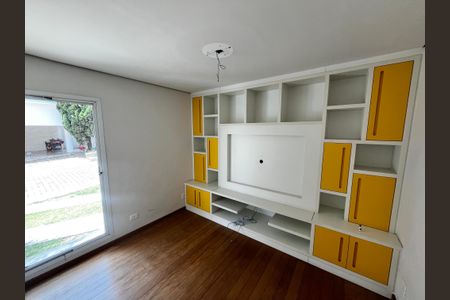 Casa de condomínio à venda com 700m², 6 quartos e 6 vagas Casa de condomínio à venda com 700m², 6 quartos e 6 vagasSala De Tv
