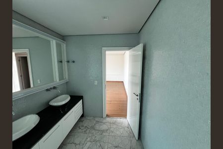 Casa de condomínio à venda com 700m², 6 quartos e 6 vagas Casa de condomínio à venda com 700m², 6 quartos e 6 vagasBanheiro da Suíte 3