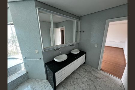 Casa de condomínio à venda com 700m², 6 quartos e 6 vagas Casa de condomínio à venda com 700m², 6 quartos e 6 vagasBanheiro da Suíte 3