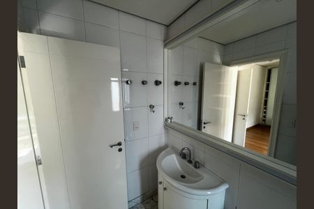 Casa de condomínio à venda com 700m², 6 quartos e 6 vagas Casa de condomínio à venda com 700m², 6 quartos e 6 vagasBanheiro da Suíte 1