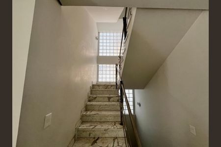 Casa de condomínio à venda com 700m², 6 quartos e 6 vagas Casa de condomínio à venda com 700m², 6 quartos e 6 vagasEscada
