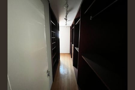 Casa de condomínio à venda com 700m², 6 quartos e 6 vagas Casa de condomínio à venda com 700m², 6 quartos e 6 vagasCloset da suíte 3