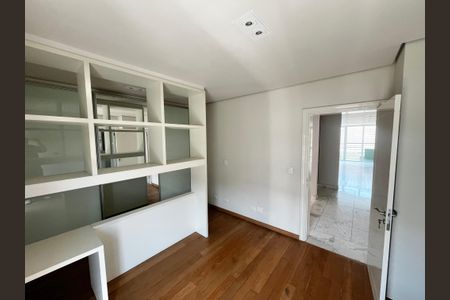 Casa de condomínio à venda com 700m², 6 quartos e 6 vagas Casa de condomínio à venda com 700m², 6 quartos e 6 vagas Suíte 1