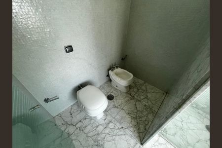 Casa de condomínio à venda com 700m², 6 quartos e 6 vagas Casa de condomínio à venda com 700m², 6 quartos e 6 vagasBanheiro da Suíte 3