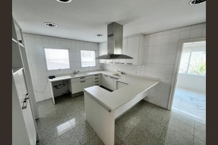Casa de condomínio à venda com 700m², 6 quartos e 6 vagas Casa de condomínio à venda com 700m², 6 quartos e 6 vagasCozinha