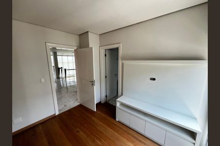 Casa de condomínio à venda com 700m², 6 quartos e 6 vagas Casa de condomínio à venda com 700m², 6 quartos e 6 vagas Suíte 1