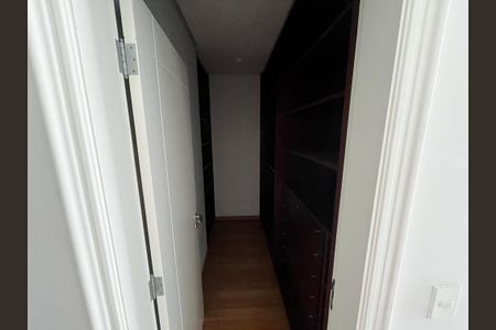 Casa de condomínio à venda com 700m², 6 quartos e 6 vagas Casa de condomínio à venda com 700m², 6 quartos e 6 vagasCloset da suíte 5