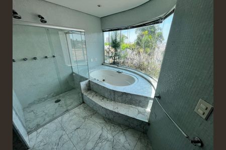 Casa de condomínio à venda com 700m², 6 quartos e 6 vagas Casa de condomínio à venda com 700m², 6 quartos e 6 vagasBanheiro da Suíte 3