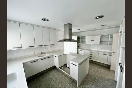 Casa de condomínio à venda com 700m², 6 quartos e 6 vagas Casa de condomínio à venda com 700m², 6 quartos e 6 vagasCozinha