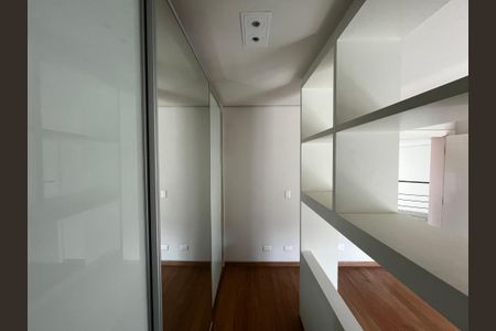 Casa de condomínio à venda com 700m², 6 quartos e 6 vagas Casa de condomínio à venda com 700m², 6 quartos e 6 vagas Suíte 1