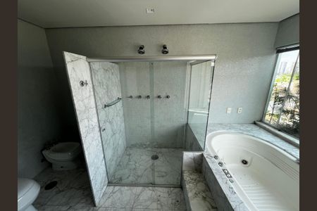 Casa de condomínio à venda com 700m², 6 quartos e 6 vagas Casa de condomínio à venda com 700m², 6 quartos e 6 vagasBanheiro da Suíte 3