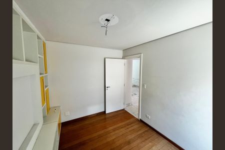 Casa de condomínio à venda com 700m², 6 quartos e 6 vagas Casa de condomínio à venda com 700m², 6 quartos e 6 vagasSala De Tv