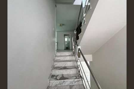 Casa de condomínio à venda com 700m², 6 quartos e 6 vagas Casa de condomínio à venda com 700m², 6 quartos e 6 vagasEscada