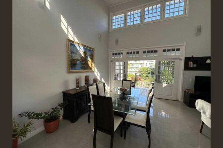 Casa de condomínio à venda com 263m², 4 quartos e 7 vagas