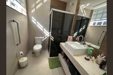 Casa de condomínio à venda com 263m², 4 quartos e 7 vagas