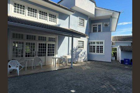 Casa de condomínio à venda com 263m², 4 quartos e 7 vagas