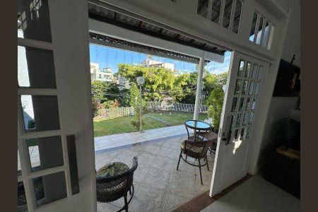 Casa de condomínio à venda com 263m², 4 quartos e 7 vagas