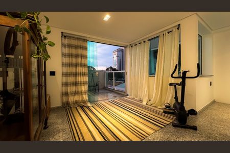 Casa à venda com 430m², 4 quartos e 3 vagas Casa à venda com 430m², 4 quartos e 3 vagasEscritório