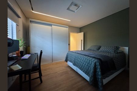 Casa à venda com 430m², 4 quartos e 3 vagas Casa à venda com 430m², 4 quartos e 3 vagasQuarto 4