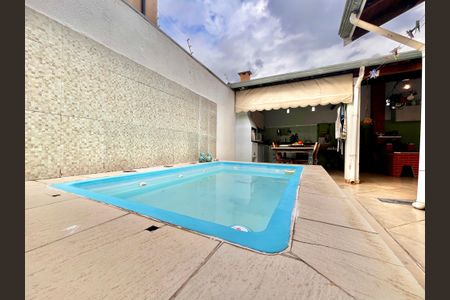 Casa à venda com 127m², 3 quartos e 3 vagas Casa à venda com 127m², 3 quartos e 3 vagasPiscina