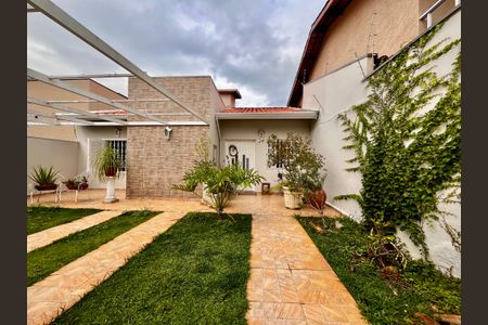 Casa à venda com 127m², 3 quartos e 3 vagas Casa à venda com 127m², 3 quartos e 3 vagasFachada