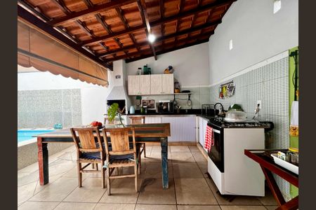 Casa à venda com 127m², 3 quartos e 3 vagas Casa à venda com 127m², 3 quartos e 3 vagasCozinha Externa