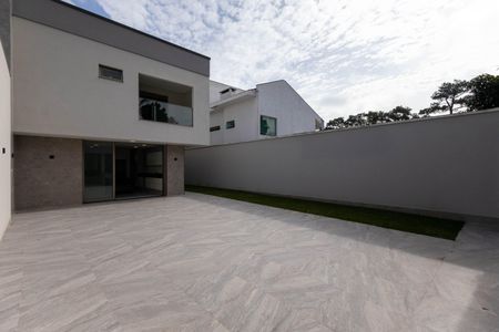 Casa à venda com 520m², 5 quartos e 4 vagas Casa à venda com 520m², 5 quartos e 4 vagasQuintal