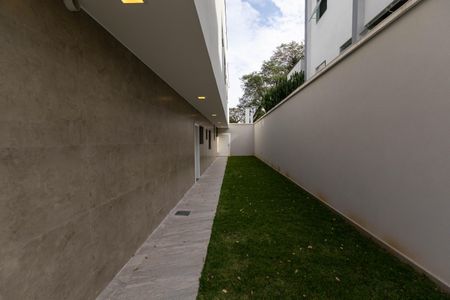 Casa à venda com 520m², 5 quartos e 4 vagas Casa à venda com 520m², 5 quartos e 4 vagasQuintal