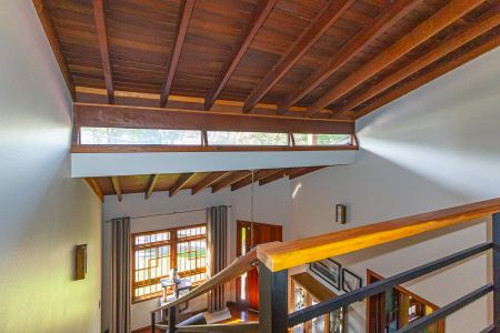 Casa à venda com 250m², 4 quartos e 2 vagasEscada