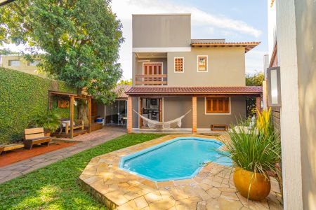 Casa à venda com 250m², 4 quartos e 2 vagasPiscina