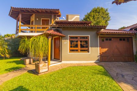 Casa à venda com 250m², 4 quartos e 2 vagasFachada